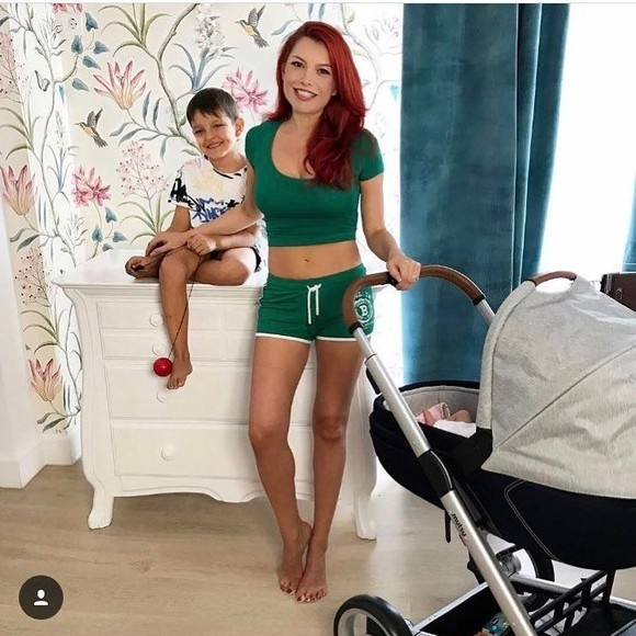 Elena Gheorghe şi-a uimit fanii cu pozele de după naştere