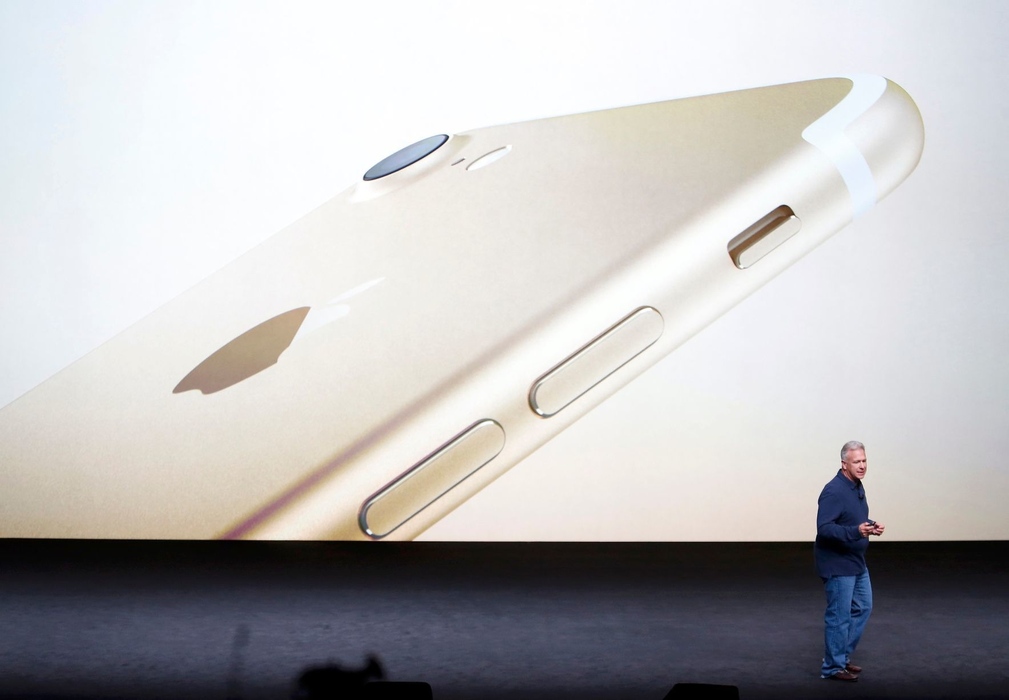 Aşteptarea a luat sfârşit! Cum arată iPhone 7 şi ce accesorii futuristice are!