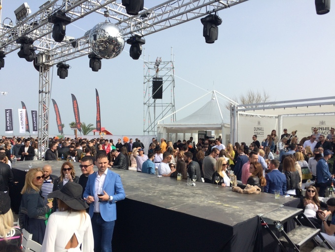 LIVE din LOFT Mamaia! Milionari, maşini scumpe şi ultimele fiţe