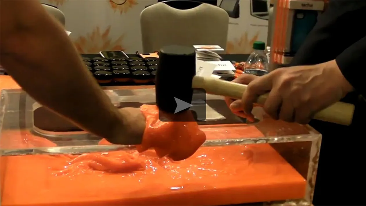 VIDEO Inventia care a salvat MILIOANE de telefoane mobile! Barbatul asta s-a lasat lovit cu ciocanul peste degete! Afla motivul