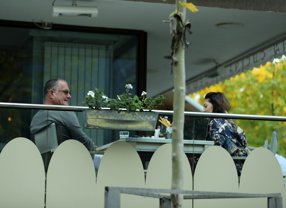 Afaceristul şi noua sa cucerire s-au relaxat la o terasă