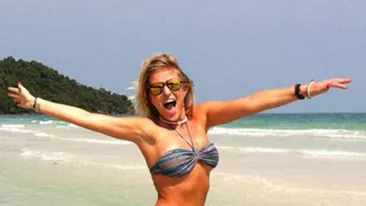 Delia Matache, te-ai cam ingrasat! Artista si-a etalat aripioarele si burtica obtinute dupa sarbatori pe o plaja din Vietnam!