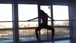 Credeai ca balerinele nu stiu sa danseze decat "Lacul lebedelor"? Uite cat de sexy este gagica asta cu poante, dansand foarte excitant!