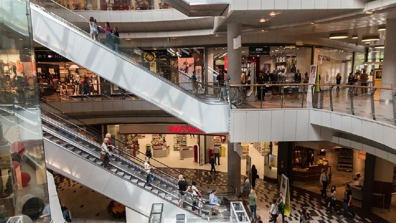 Caz șocant într-un mall din Paris. Un bărbat s-a sinucis în fața oamenilor