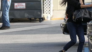 Demi Moore si-a pierdut ochelarii in timp ce fugea de paparazzi