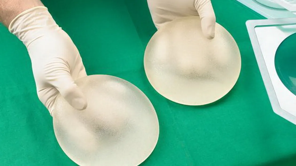 O blonda celebra din Romania are mari probleme implanturile: Sanul meu s-a deplasat in lateral. Am dureri groaznice