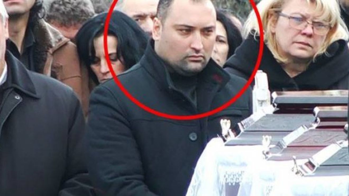 Şi-a tăiat singur craca de sub picioare. Gestul incredibil pe care l-a făcut, după înmormântare, criminalul care şi-a ucis mama, tatăl şi bunica