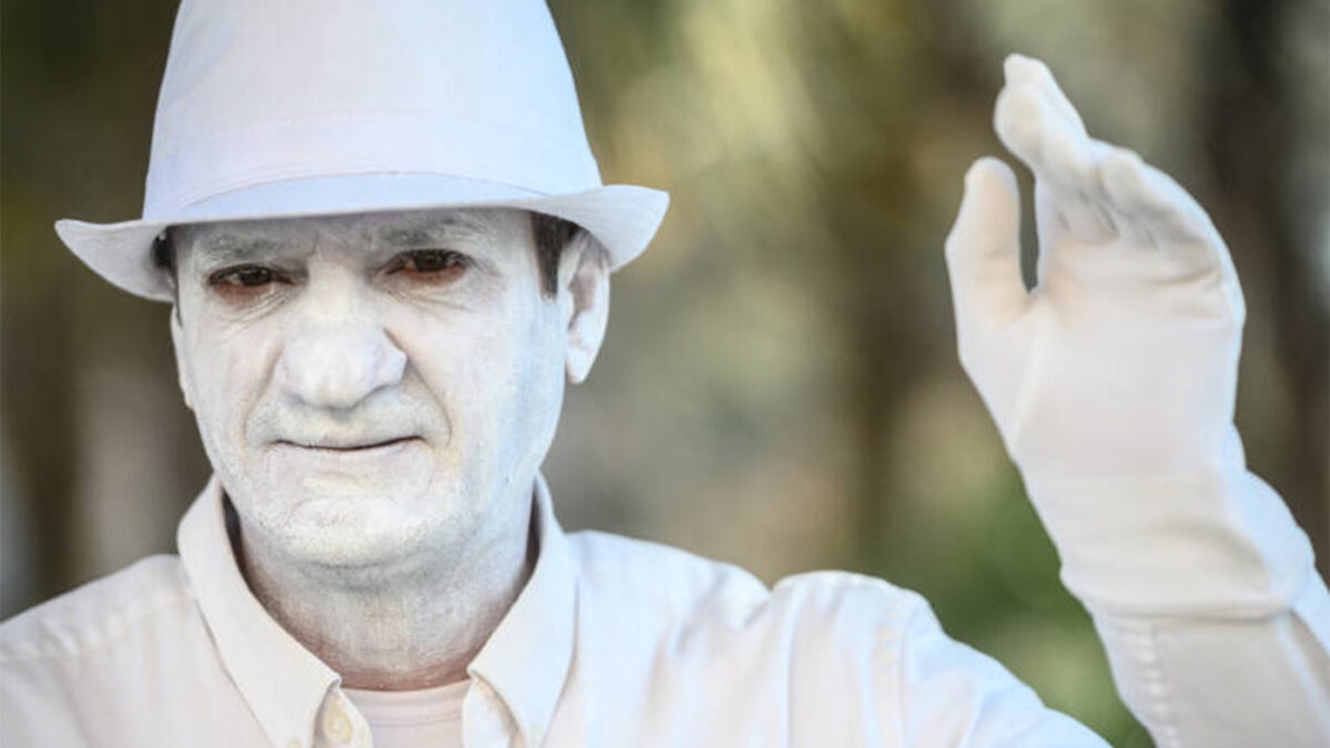 Cătălin Lefter era angajat al unei bănci din Huși, dar s-a mutat în Spania, unde "lucrează" ca statuie vie în Valencia. Ce spune despre banii pe care îi câștigă din noul "job"