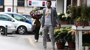 ”Fotbalistul-Playboy” şi-a arătat pe viu talentul. Asta e ultima fentă în materie de buchete de flori 