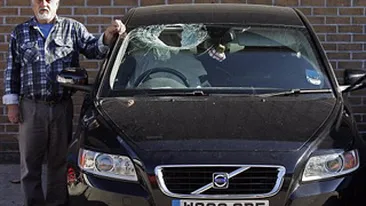 Un bloc de gheata a cazut pe o masina, la doua secunde dupa ce un barbat iesit din ea!