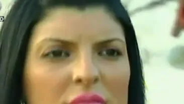 VIDEO Andreea Tonciu e fata de la tara! S-a imbracat ca o pitipoanca si s-a plimbat printre oi si porci!