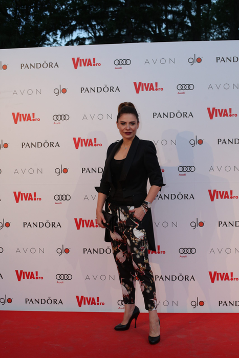 Adina Buzatu dă tonul toamnei în vestimentația domnilor (Foto: CANCAN.RO)