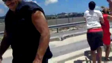 Video inimaginabil! Uite cum sunt zburati de pe plaja cativa turisti de puterea motoarelor unui Boeing