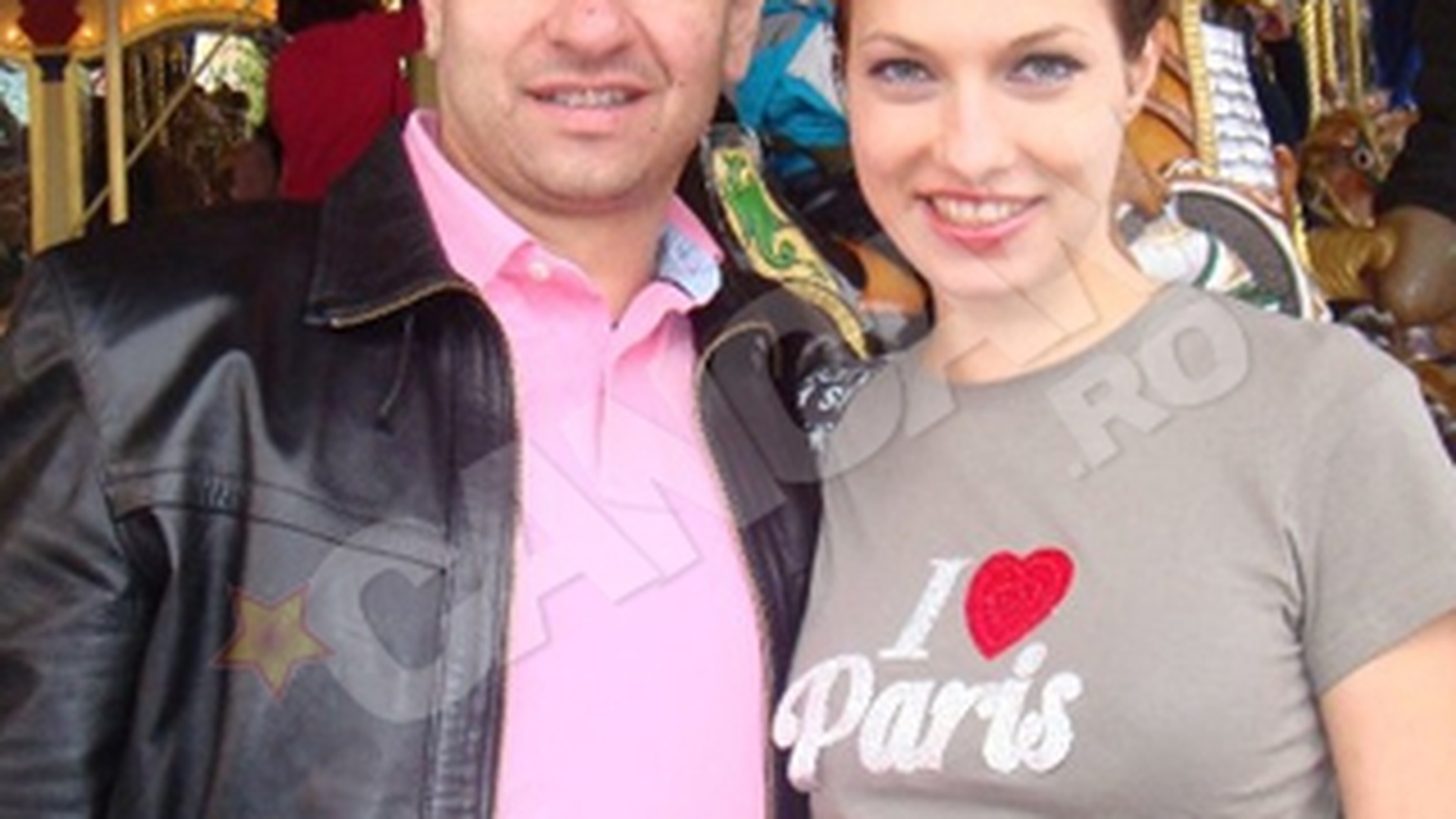 Logodnicul "Miss Model of the World" pipaie statui!