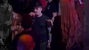 Bogdan de la Ploiești, ”săltat” de bodyguarzi! Ce a pățit cunoscutul manelist în Centrul Vechi din Capitală