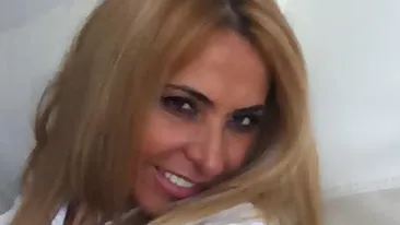 “Casnica” de la MasterChef, mai fierbinte ca niciodata ! Se relaxeaza pe un scaun, cu picioarele larg desfacute!