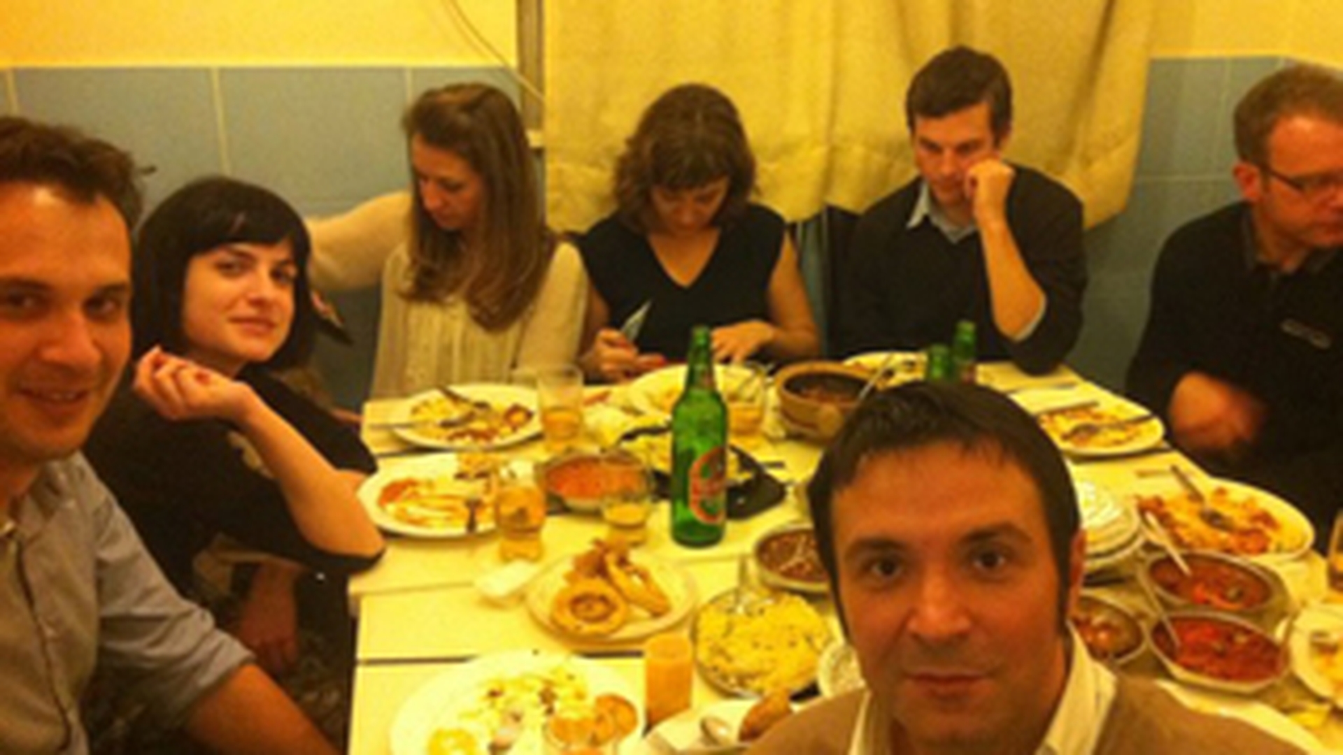 Daniel Buzdugan a luat cina in cel mai ciudat restaurant din Hong Kong: un bloc de locuinte!