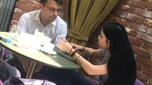 S-au retras într-un colţ, la cea mai tare cafenea, şi... Fosta ministresă a şuşotit o oră şi jumătate cu un domn apretat!