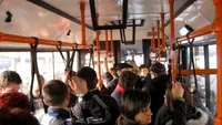 Bancul zilei | În autobuz, un tânăr se ridică de pe scaun și oferă locul unei femei în vârstă