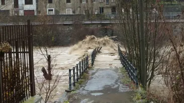 Situaţie critică în Italia! Inundaţiile au făcut prăpăd :”E mai rău decât în ’94. Ne este foarte frică’’