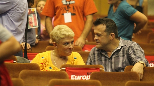 Excesiv de protector. A comentat cand cineva a atins-o pe Teo pe brat. Asa s-a comportat Iosef la ultima aparitie publica