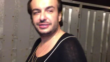 A stat 10 minute in clubul unde altadata mergea cu iubitul si a plecat grabit acasa. Asta face Razvan Ciobanu cand nu are somn!