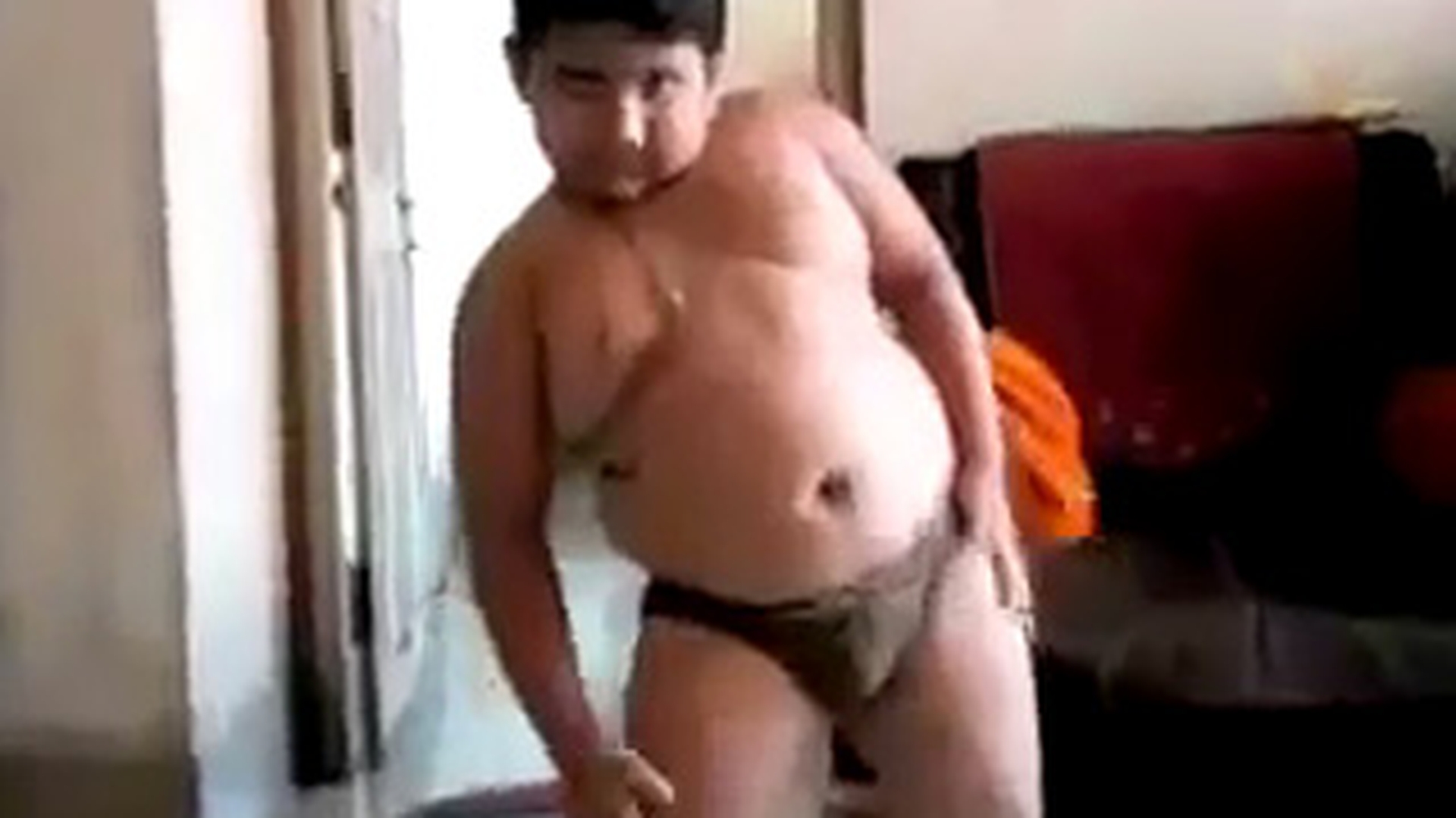 VIDEO Cel mai tare show! Uite cum danseaza si ce acrobatii face indianul asta grasut!