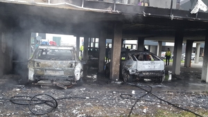 Panică la Cluj, din cauza unui incendiu violent. Două masini au ars în totalitate, iar oameni au fost evacuați din apartamente