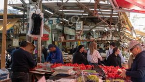 Rafturile magazinelor sunt GOALE! Oamenii au dat iama și au cumpărat tot ce au prins, de frica războiului cu Iran