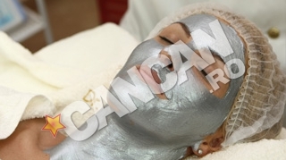 N-ai vazut-o niciodata asa! Ghici ce blonda celebra se ascunde sub aceasta masca de argint?