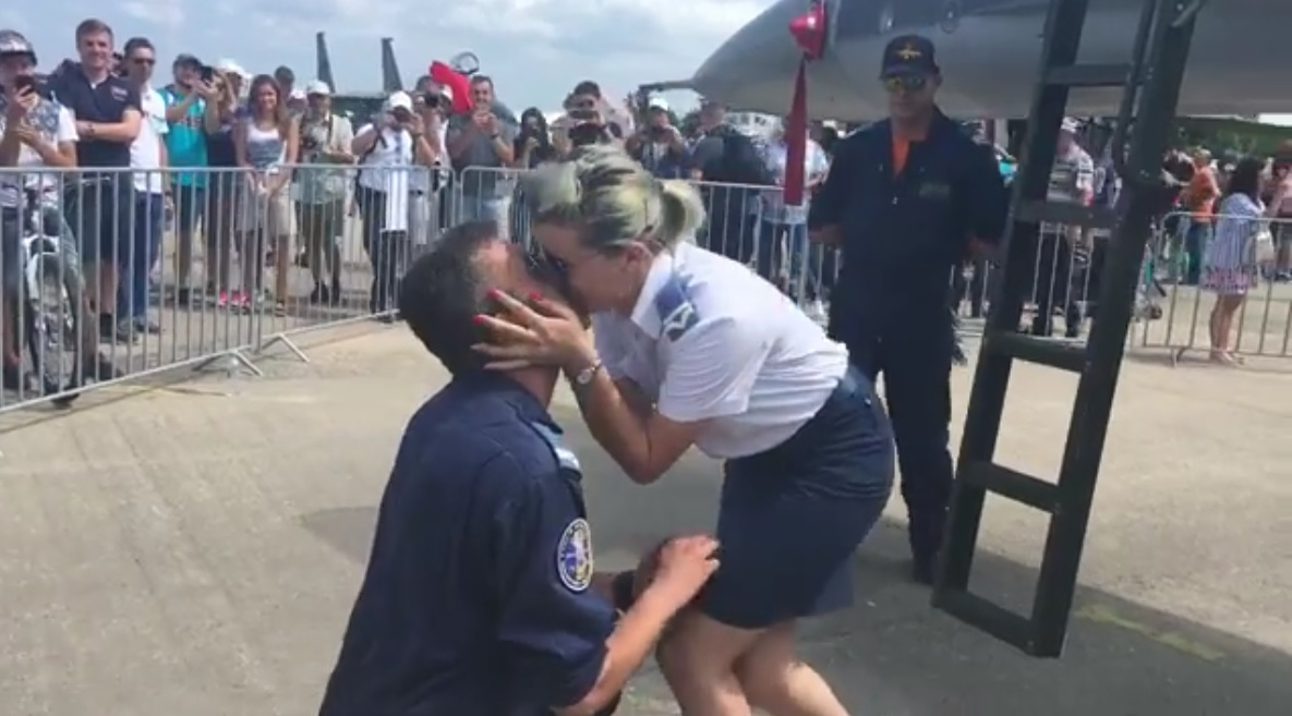 Lacrimi și emoții la BIAS 2018! Un angajat al Forțelor Aeriene Române a îngenuncheat și a cerut-o de soție pe iubita lui