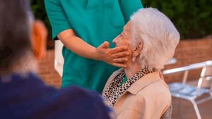 O badantă din Italia a primit 240.000 de euro de la bătrâna pe care o îngrijea. Ce i s-a întâmplat la scurt timp