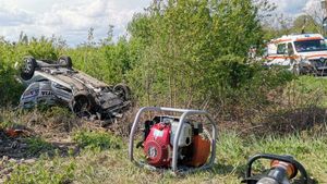O mașină de poliție, spulberată de un tren în Prahova! Unul dintre agenți a murit, iar autoturismul a fost distrus complet în urma impactului violent
