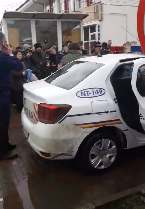 Traversare nepermisă în Piatra Neamț! Un bărbat a fost pus la pământ și încătușat după ce a trecut strada neregulamentar