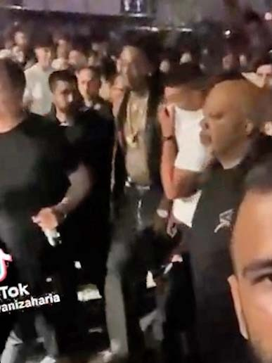 Wiz Khalifa a fost reținut de polițiști, după ce a fumat un joint pe scenă la ”BEach, Please!”
