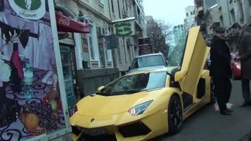 Dan Nicorescu a blocat o straduta cu bolidul de jumatate de milion de euro. Batranele nu si-au putut lua ochii de la Aventador!