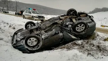 Accident teribil în județul Sibiu. Un tânăr s-a răsturnat cu mașina, iar iubita lui de 17 ani e în stare gravă la spital