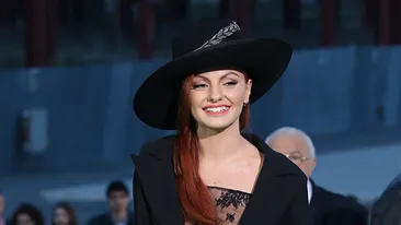 Nu s-a vindecat de traumele provocate de fostul impresar! Alexandra Stan a aparut la ultimul concert cu o armata de bodyguarzi