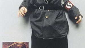 O mama si-a imbracat fiica precum Hitler si Stalin