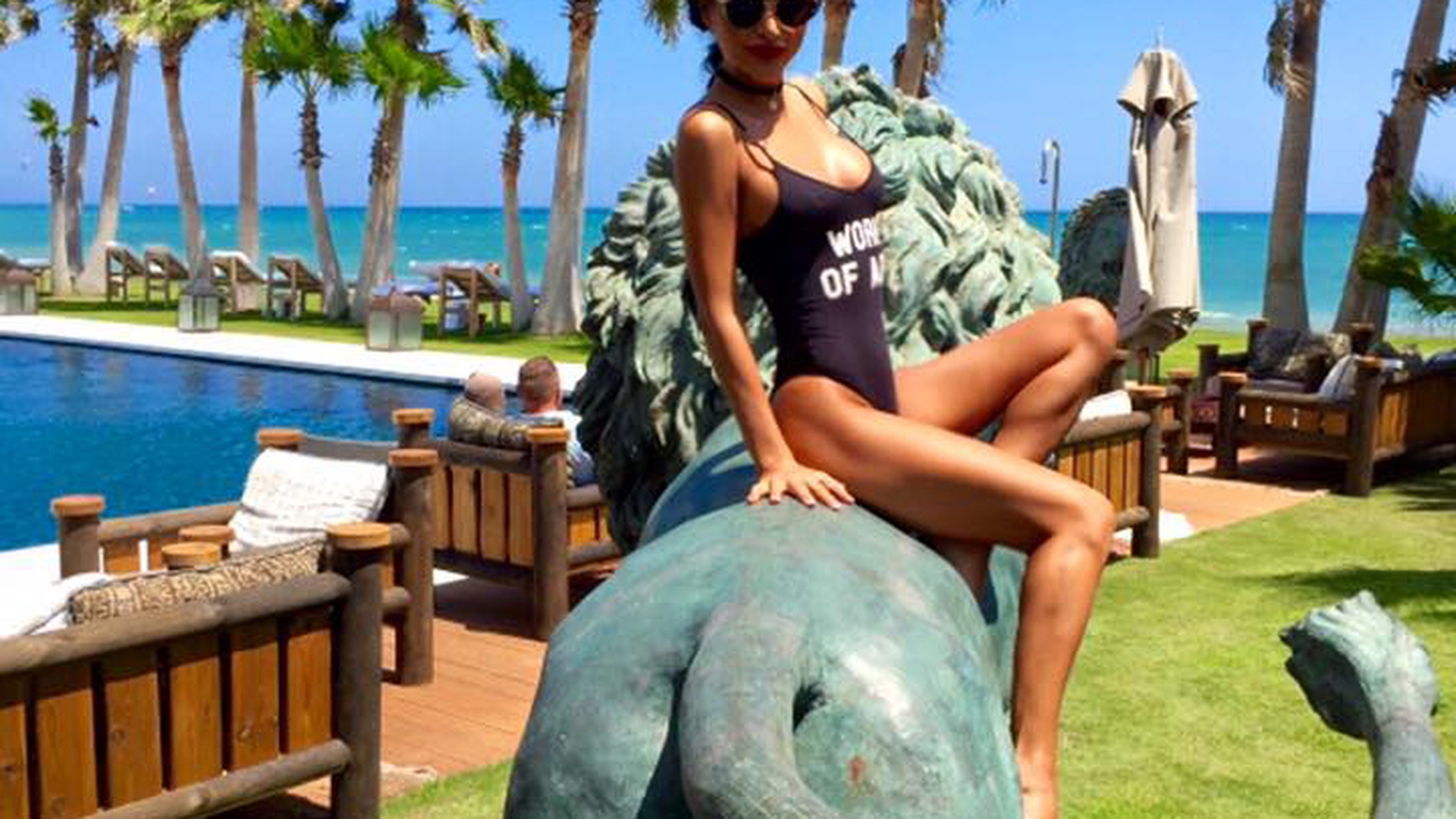DANIELA CRUDU s-a pozat cu Nea MĂRIN, însă i-a scăpat un detaliu jenant! Costumul de baie al brunetei i-a...