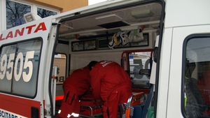 In coma alcoolica la 11 ani. Baiatul, care este din Vaslui, a aspirat in plamani din propria voma