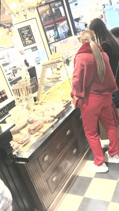 Cele două au comandat o prăjitură cu zmeură