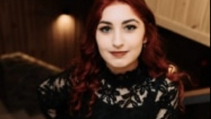 Tânără de 18 ani, găsită moartă pe un câmp. Principalul suspect, iubitul ei