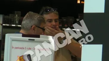 Criza la raport! Adrian Cioroianu se parfumeaza cu testere si fumeaza tigari la bucata