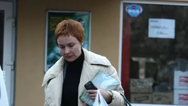 Cura de slabire sau buget de austeritate? Dana Grecu mananca pufuleti la pranz!