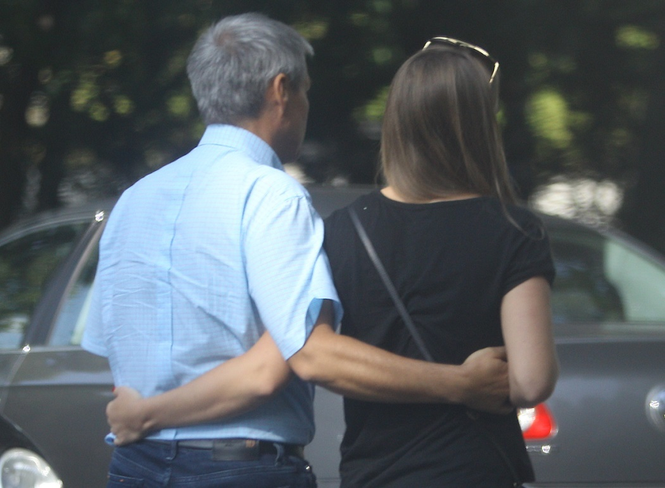Dacian Cioloş şi Andrada Morar, în timpul plimbării prin Herăstrău