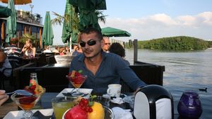 EXCLUSIV. Cum arată milionarul frumos parfumat care nu a fost lăsat să intre în trei cluburi de fiţe din Mamaia pentru că era prea bronzat. ”Eram treaz, cu bani în buzunar şi...”