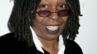 VIDEO Whoopi Goldberg a fost sarutata pasional de un coleg