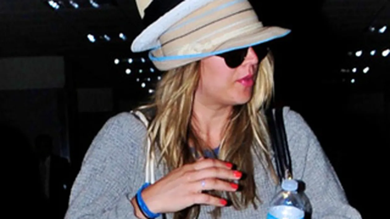 O actrita americana lanseaza o noua moda! Umbla cu doua palarii pe cap