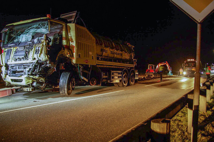 Cinci români au murit după ce microbuzul în care se aflau s-a ciocnit cu un camion, pe o șosea din Olanda